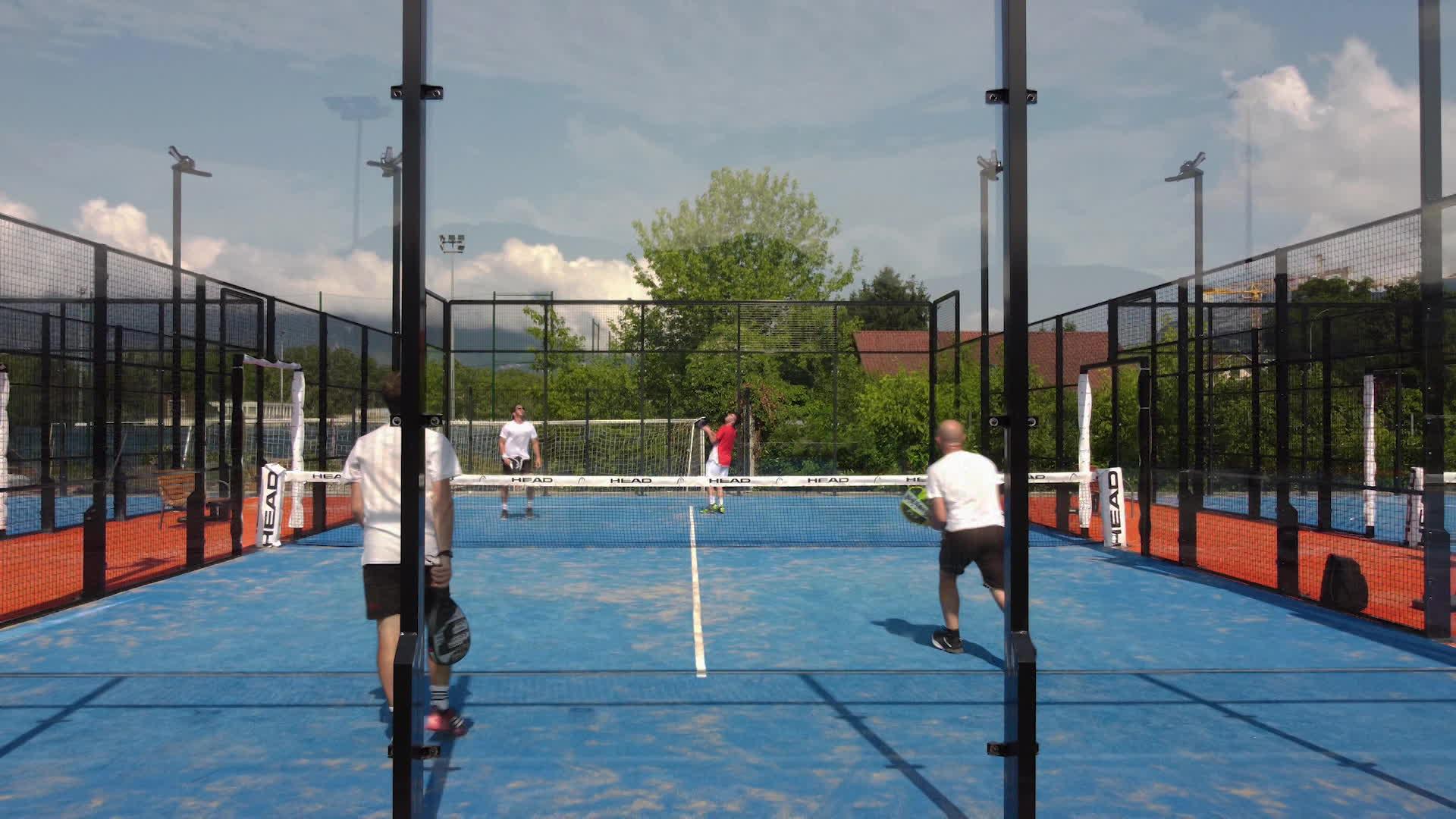 Plus de 360 000 personnes pratiquent le padel en France, d'après la Fédération française de tennis