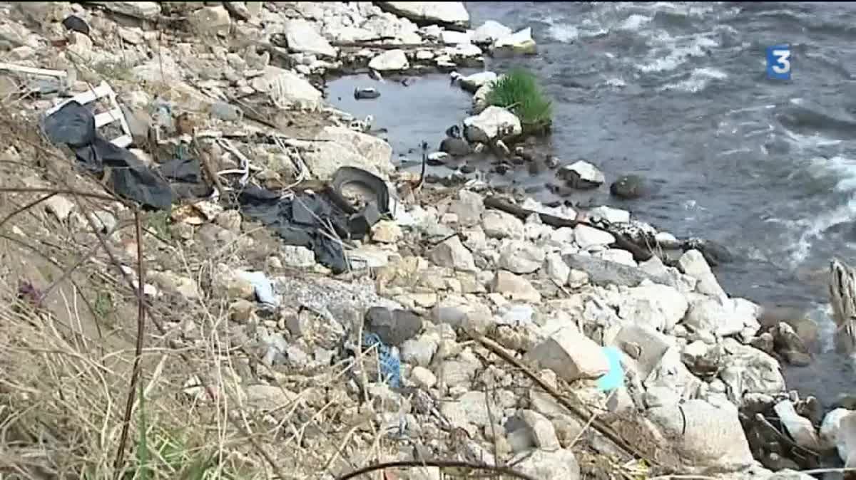 A Vorey, le métal rouillé borde la Loire.