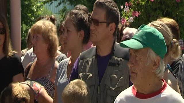 Rachel Erbs et la foule rassemblée à Cessieu 