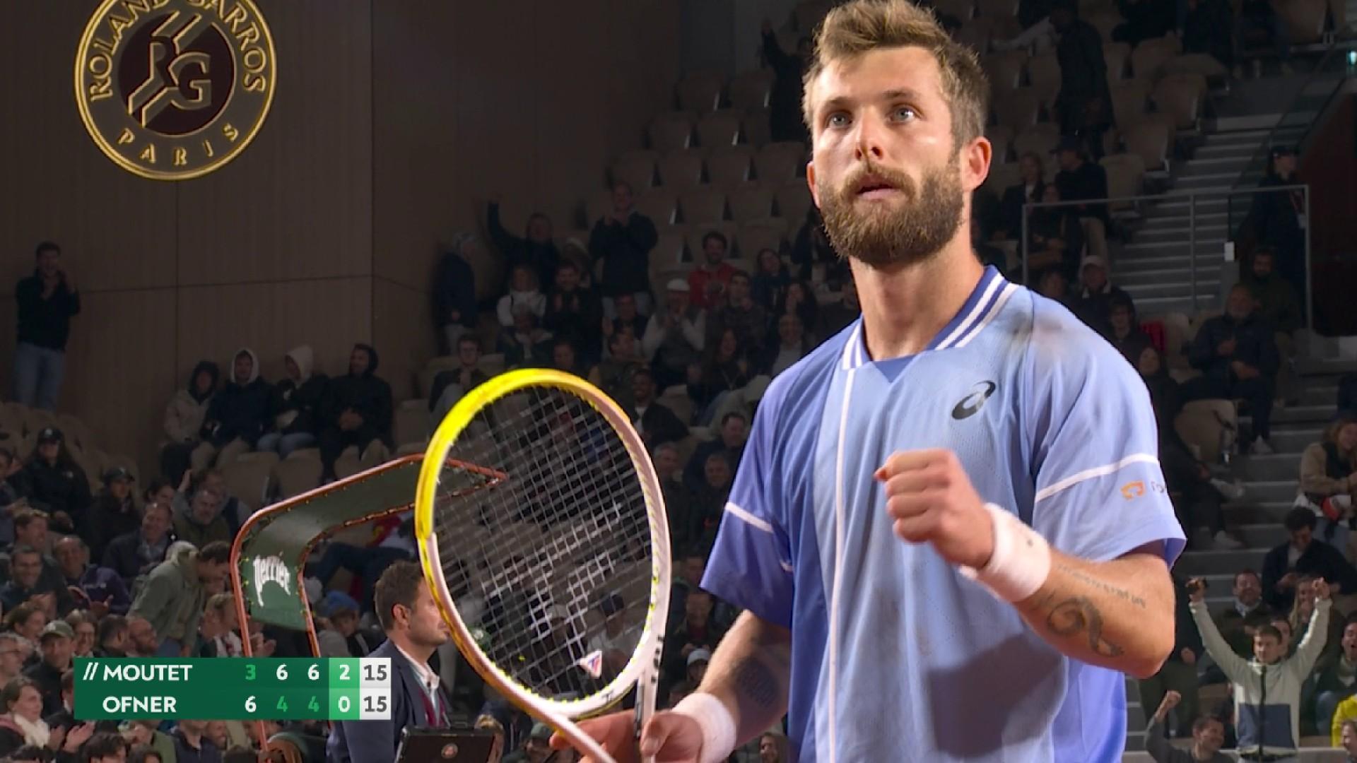 Quand il n'y en a plus, il y en a encore. Corentin Moutet enchaîne deux services à la cuillère, et les réussit face à Sebastian Ofner. Le Français mène désormais 3 jeux à 0 dans cette quatrième manche.