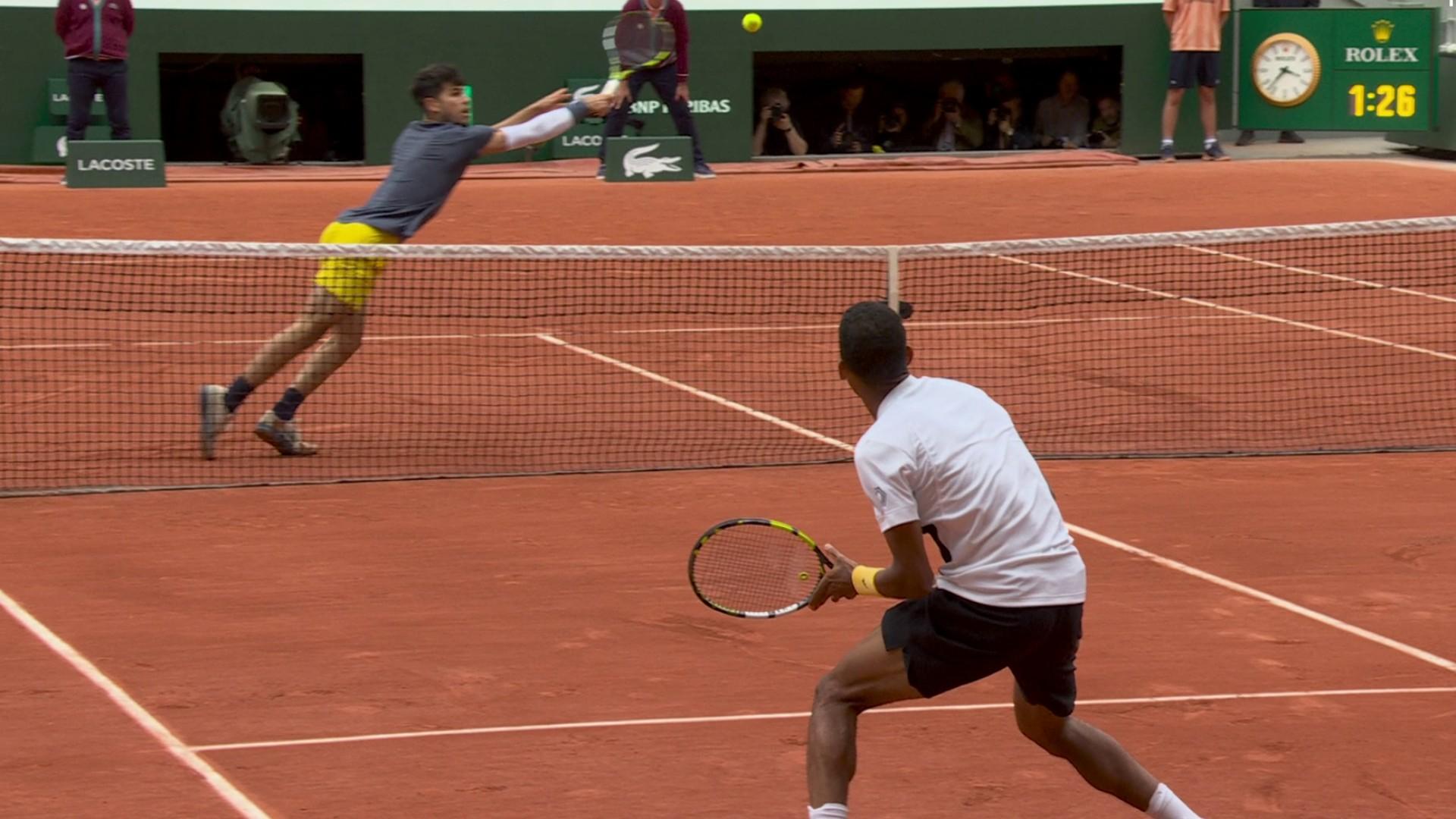 Carlos Alcaraz continue d'impressionner sur le court Philippe-Chatrier. L'Espagnol parvient à sauver une nouvelle balle de break spectaculaire.