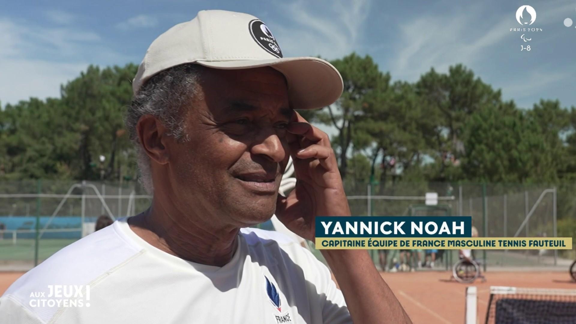 Comment l'équipe de France de tennis fauteuil se prépare pour les Jeux Paralympiques de Paris 2024 ? Yannick Noah est le capitaine et le guide de l'équipe. On vous emmène au camp de base des Bleus à Saint-Hilaire-de-Riez avant leur entrée en lice dans la compétition.