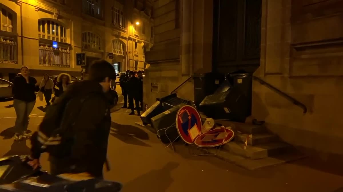 Entre 300 et 500 personnes rassemblées devant la mairie de Limoges, le jeudi 16 mars 2023, contre la réforme des retraites.