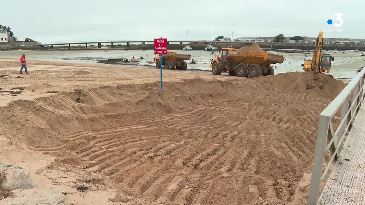 Les bulldozers en action à La Baule pour réparer les dégâts des tempêtes hivernales, mars 2024