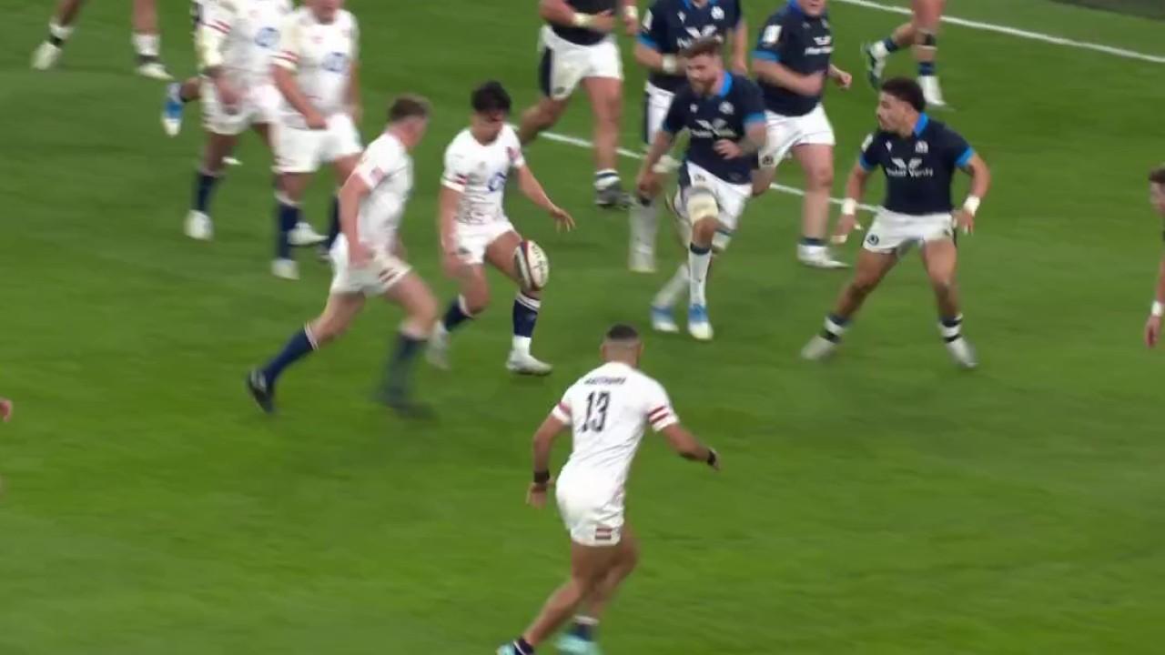 Le XV de la Rose entre à son tour dans son match avec un essai qui ressemble beaucoup à celui de l'Ecosse. Marcus Smith en position d'ouvreur choisit la passe au pied en diagonale sur la droite. Max Malins s'arrache et plonge pour l'essai (5-7 pour l'Ecosse).