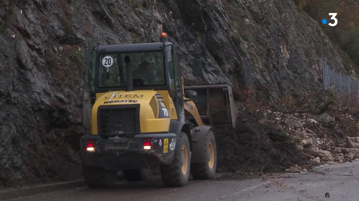 Des techniciens spécialisés interviennent pour sécuriser la falaise qui surplombe la RD911 à Brison-Saint-Innocent, en Savoie.