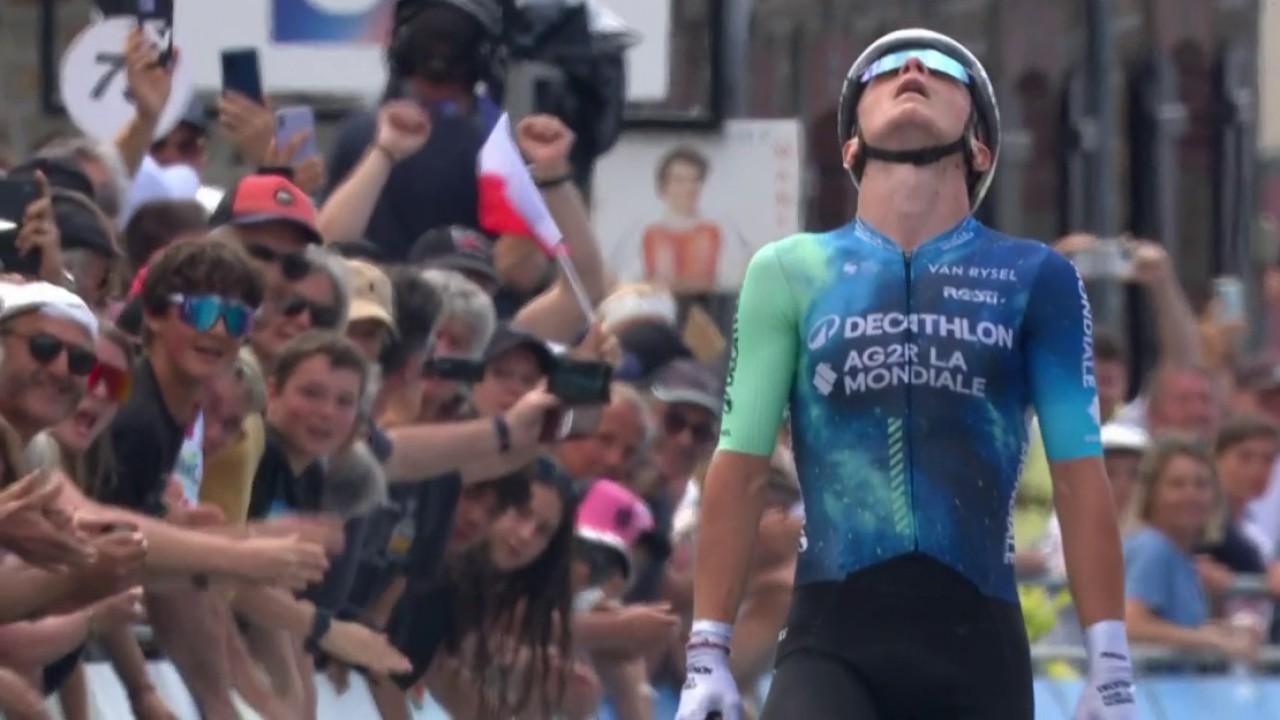 Paul Lapeira est le nouveau champion de France. Julien Bernard (Lidl-Trek) lance le sprint très tôt mais le coureur de la formation Decathlon AG2R la Mondiale est revenu très fort pour s'imposer. Thomas Gachignard prend la troisième place.