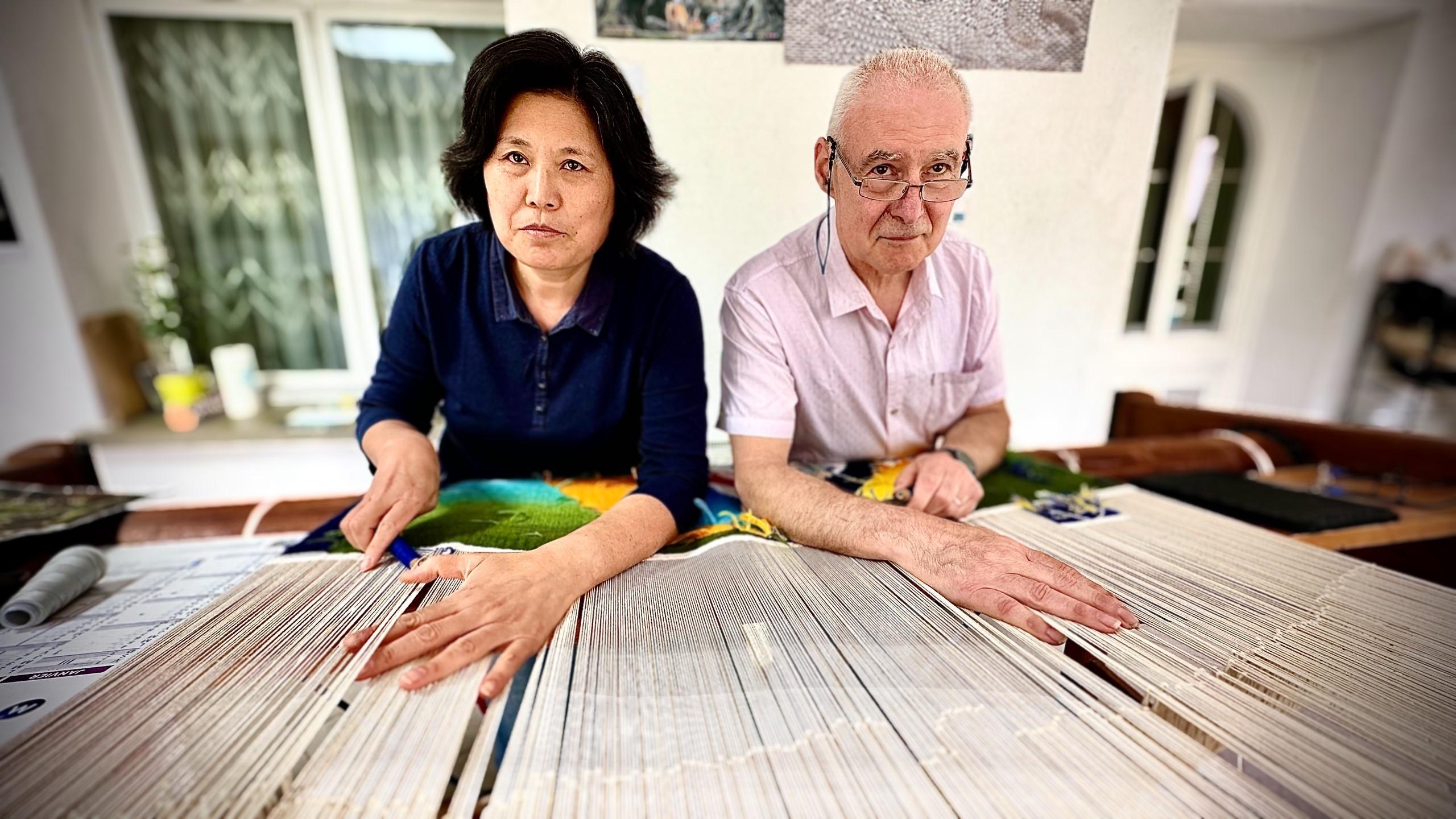 Marie et Patrick Guillot préparant la futur tapisserie pour la coupe du monde de rugby 2023