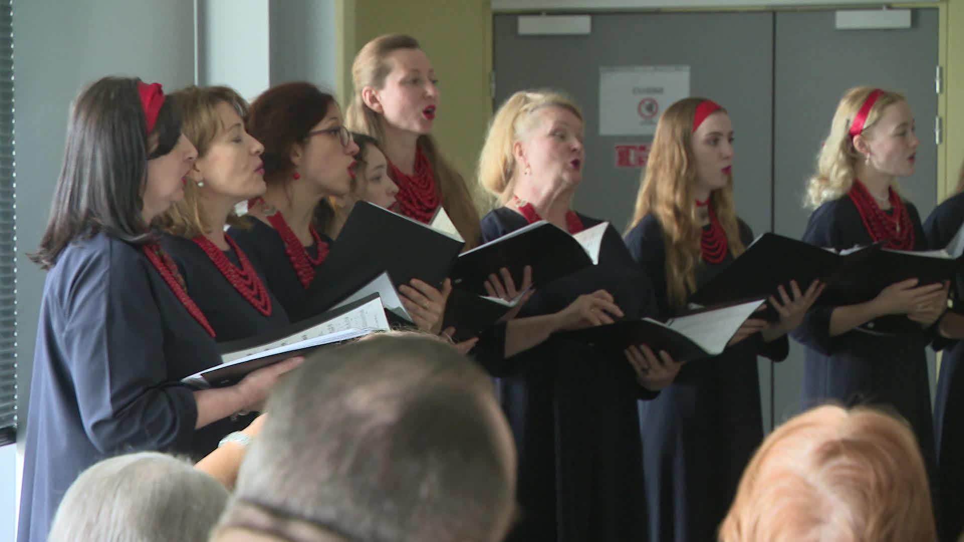 Le concert donné par ces chanteuses reprend notamment des chants traditionnels ukrainiens en passant par Bach et Debussy.