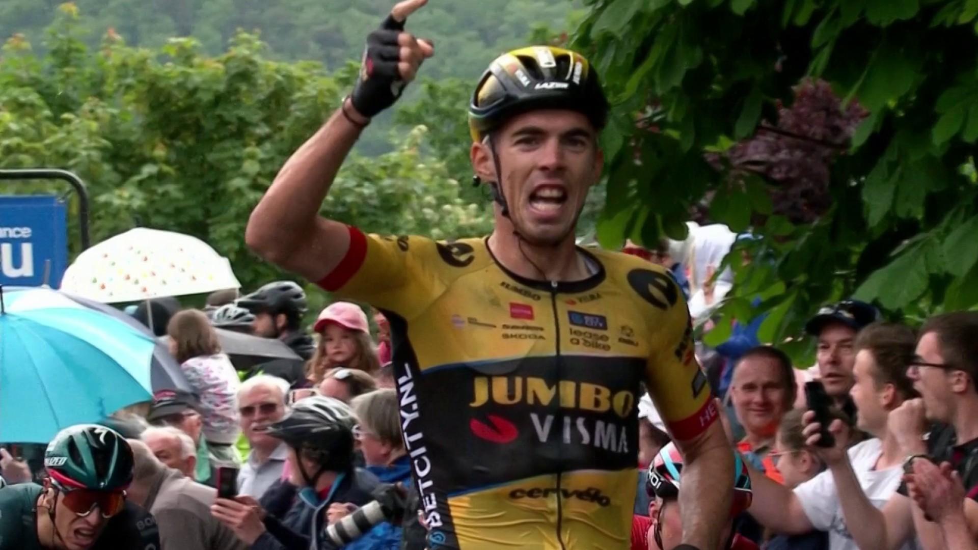 Victoire française pour la première étape ! Christophe Laporte l'emporte sur le fil ! Le Français double le vaillant Rune Herregodts qui avait passé toute la journée à l'avant de la course. Le coureur de la Jumbo Visma est donc le nouveau leader de la course.