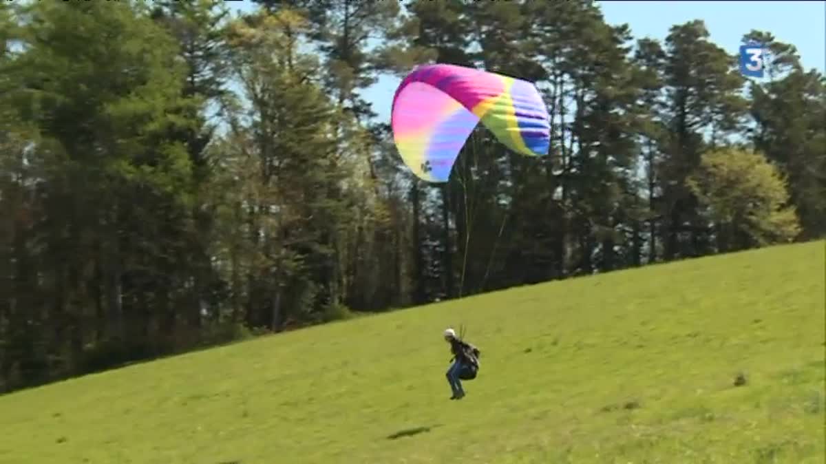 Un cours de parapente, dans les Monédières.