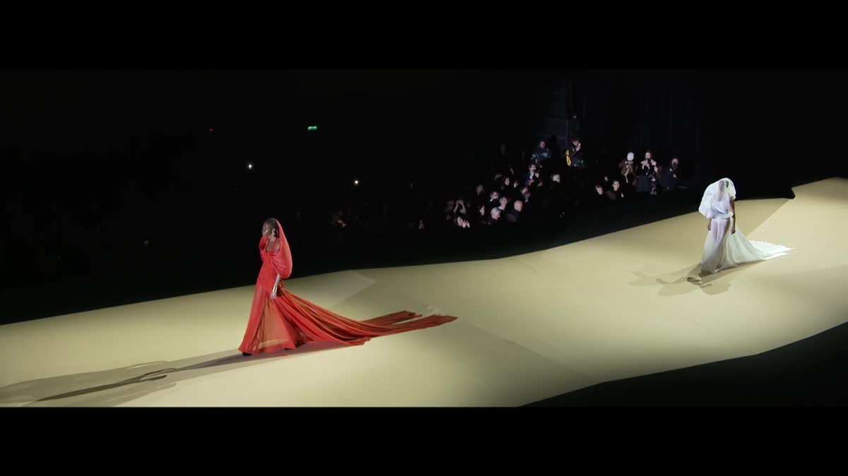 Défilé des étudiants de l'IFM et d'Esmod Paris en première partie du show haute couture printemps-été 2024 de Stéphane Rolland, le 23 janvier 2023