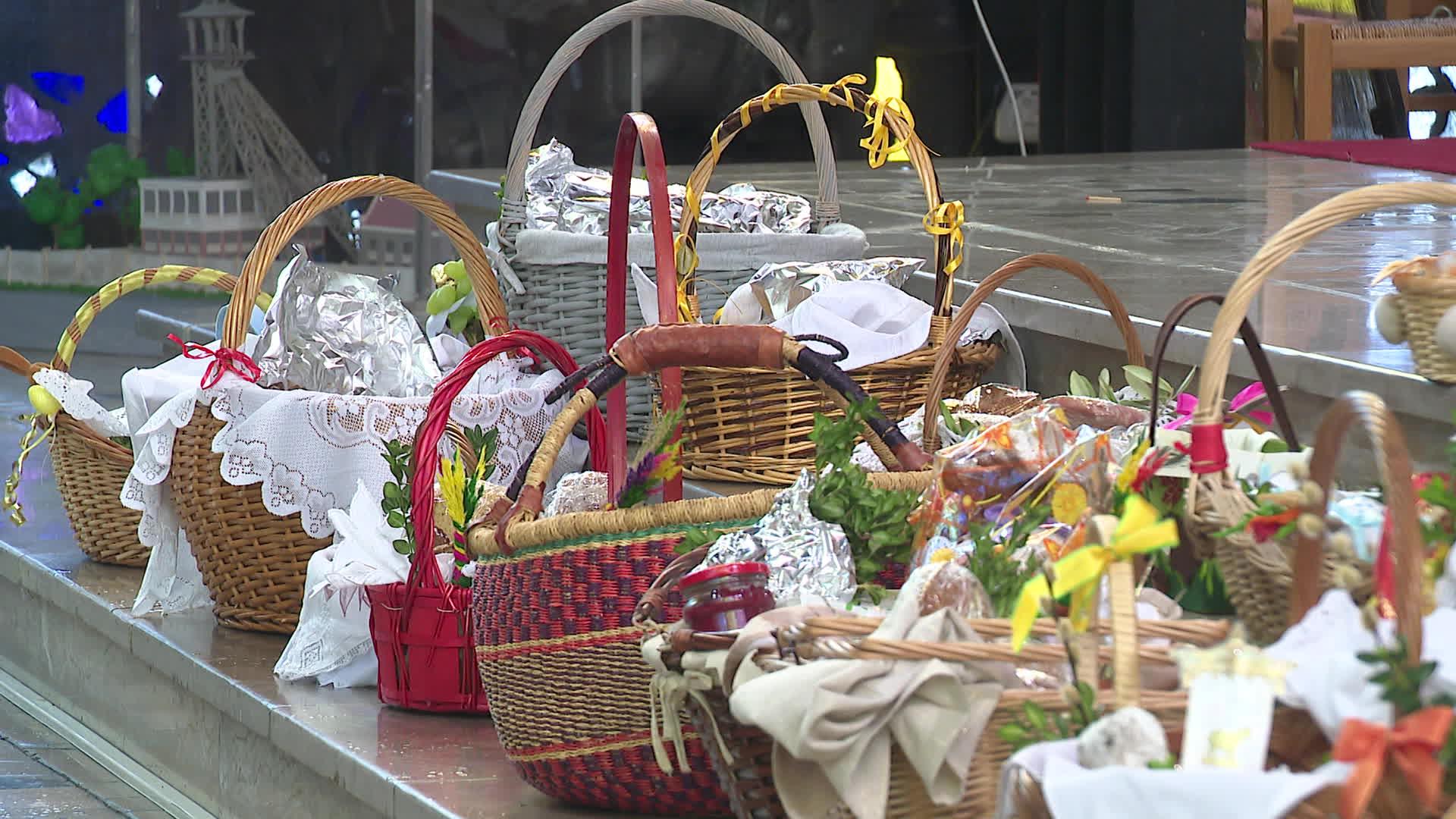 Les paniers de Pâques sont déposés devant l'autel de l'église pendant la messe.