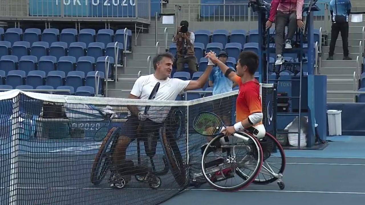 Fin de parcours pour Stéphane Houdet dans le tableau simples ! Le Français termine son match sur une double faute et s'incline au terme d'un match accroché face au numéro 1 mondial Shingo Kunieda. Le Japonais s'impose en deux sets 7-6, 6-3.