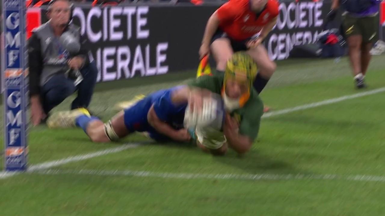 Les Sud-africains prennent la tête au tableau d'affichage pour la première fois de la rencontre. Kurt-Lee Arense est venu mettre le ballon dans l'en-but, Faf de Klerk a parfaitement su le transformer. France 19 - 20 Afrique du Sud.