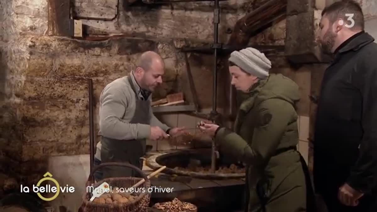 A Martel dans le Lot, Romain et Adrien Castagné sont nuciculteurs, mouliniers, huiliers mais aussi fins gastronomes. Dans "Ô la belle vie", ils racontent à Sophie Jovillard, leur passion pour leurs métiers autour de la culture de la noix.