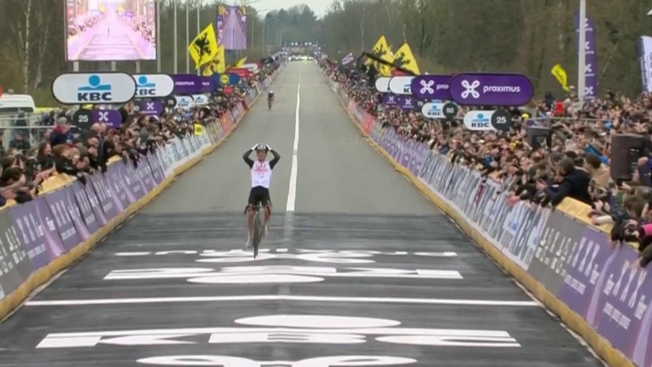 Deuxième l'an dernier, Tadej Pogacar (UAE-Emirates) s'impose pour la première fois sur le Tour des Flandres, devant le Néerlandais Mathieu Van der Poel (Alpecin-Deceuninck), vainqueur en 2022. Le Slovène remporte déjà le quatrième Monument de sa carrière. Le Danois Mads Pedersen (Trek-Segafredo) règle quant à lui le sprint des poursuivants devant le Belge et autre grand favori Wout Van Aert (Jumbo Visma).