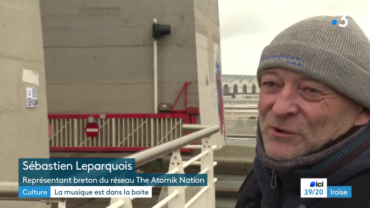 Boîtes à musique bretonne dans les rues de Brest