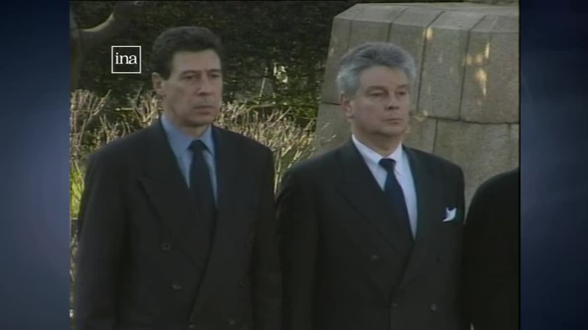 François Hollande lors de son premier déplacement officiel en Corse, devant la stèle en hommage au préfet Claude Erignac (04/10/13)