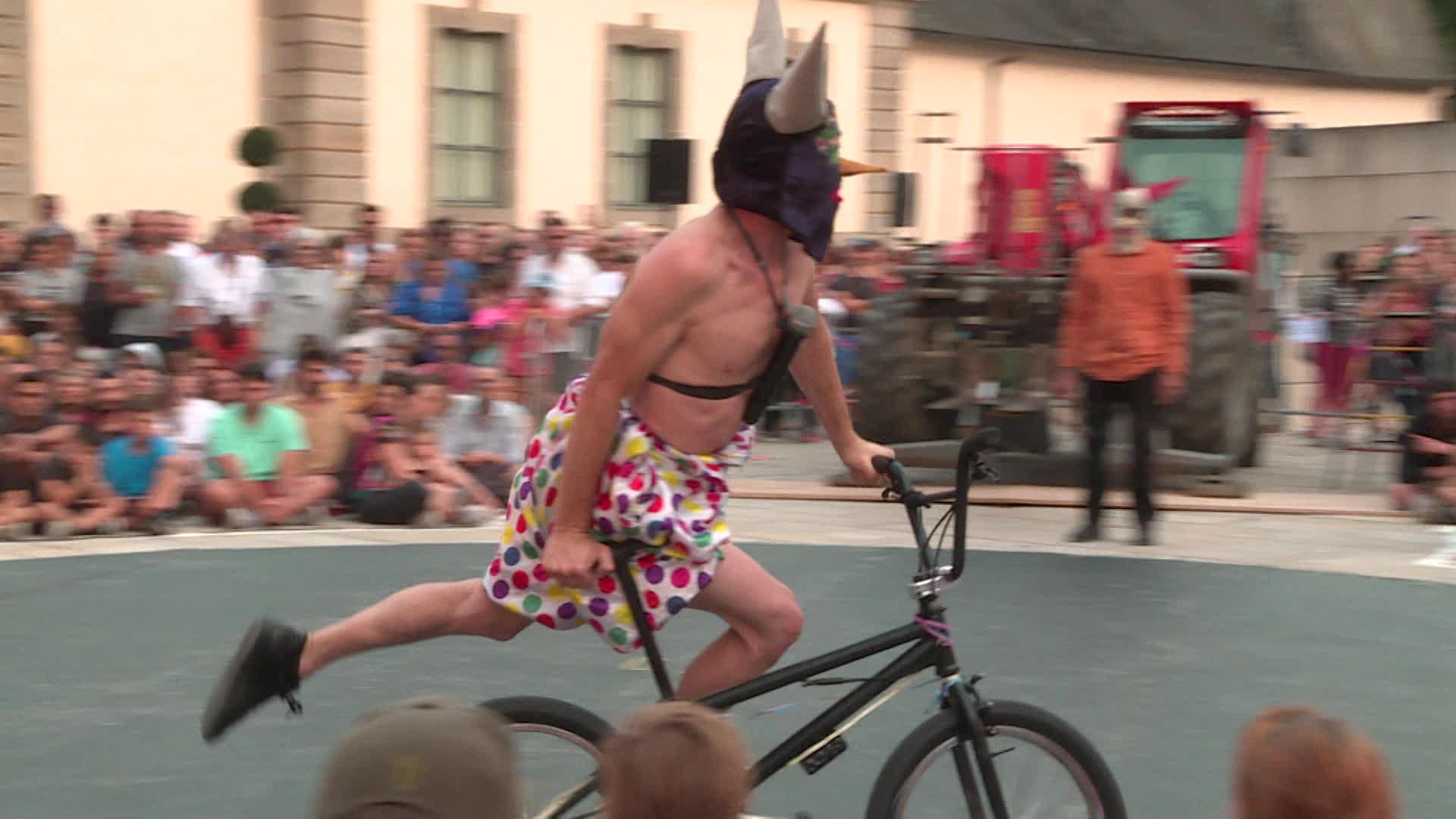 Vincent Warin, acrobate-comédien sur BMX, a livré un spectacle vertigineux lors du festival Urbaka, le 29 juin à Limoges.