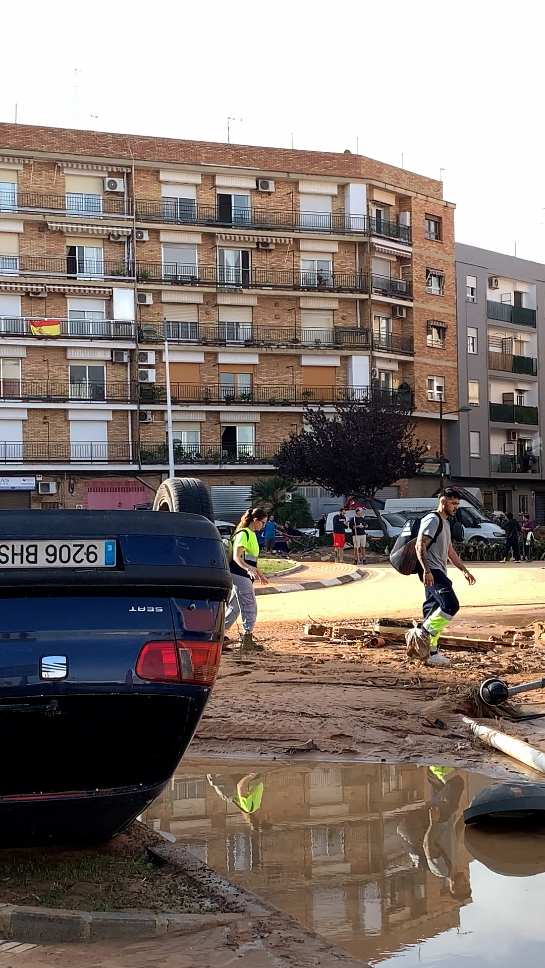 🇪🇸 Près de Valence, les rues sont méconnaissables quelques heures après d'exceptionnelles inondations.

Voitures enchevêtrées, arbres arrachés, rues recouvertes de boues... C'est dans ce décor que les habitants doivent se déplacer à pied, que ce soit pour aller faire des courses ou pour commencer le long travail de nettoyage.