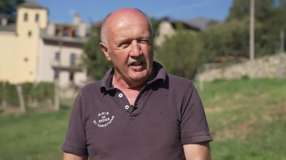 Dans l'arène de croix noire d'Aoste (Italie), se déroule chaque automne, la grande finale régionale des combats de vaches. L'aboutissement des 18 matches de sélection qui s'étendent de mars à octobre aux 4 coins de la petite vallée. Un bon entrainement pour le trophée de Reine de l'Espace Mont Blanc entre vaches de France, Suisse et Italie