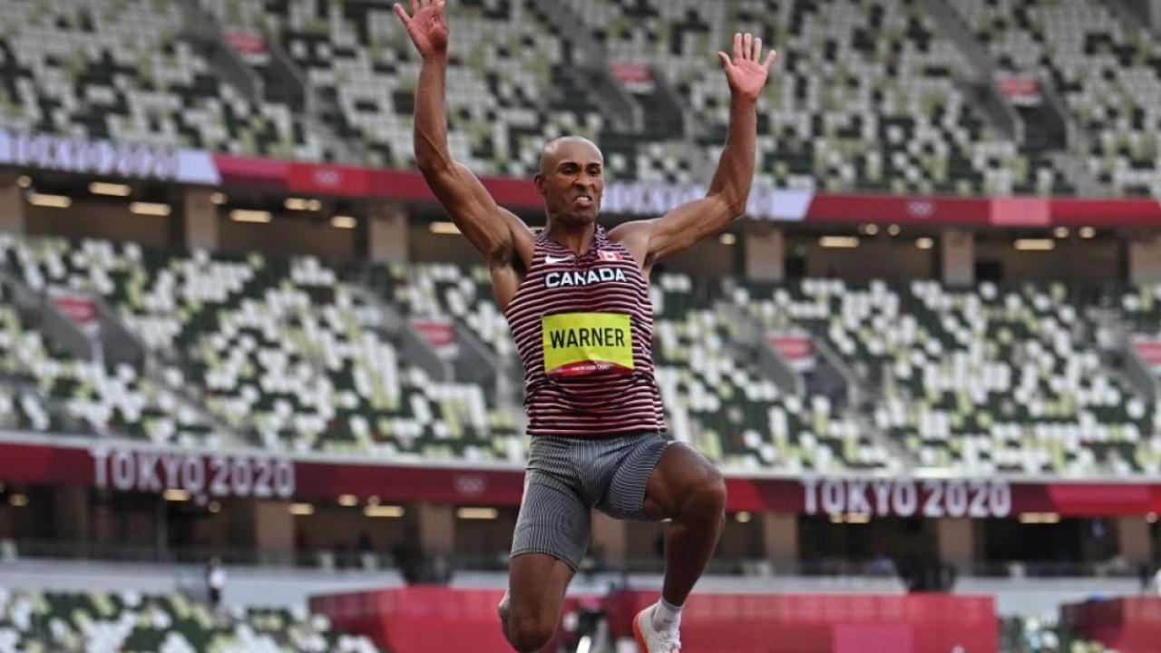 Le Canadien tient la tête du décathlon après trois épreuves, en égalant le record du monde sur 100 m et en battant le record olympique du saut en longueur.