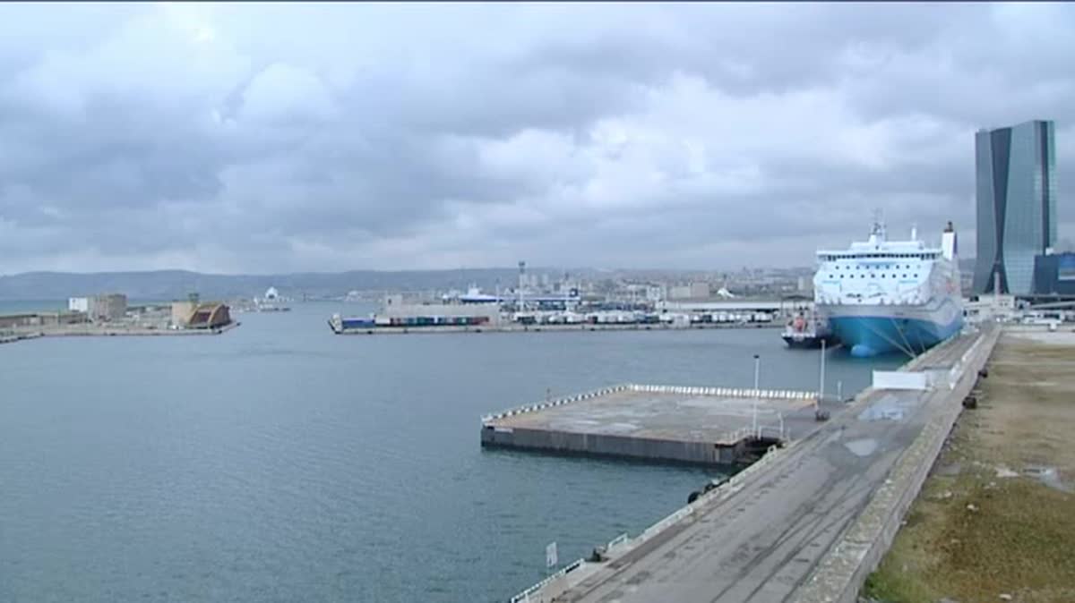 Marseille - Un câble électrique fixé à une potence, qui se branche sur la coque permet d'alimenter les ferries à quai. 