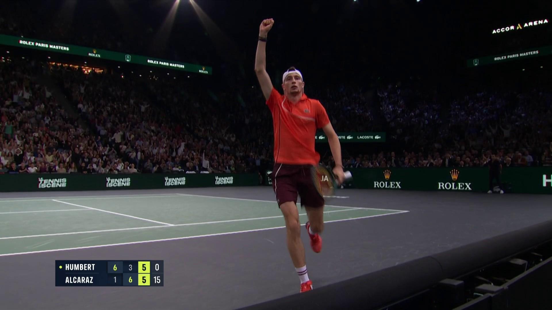 Quelle tension sur le court du Rolex Paris Masters ! L'issue de ces 1/8 de finale est serrée entre Carlos Alcaraz et Ugo Humbert et aucun des deux joueurs ne veut abandonner. Le Français remporte un superbe point, d'une passe dévastatrice.