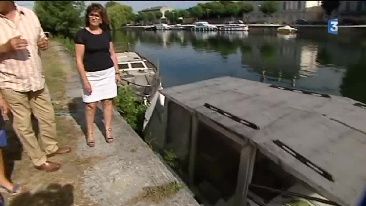 Un des bateaux abandonnés sur les berges de la Charente à Mainxe.