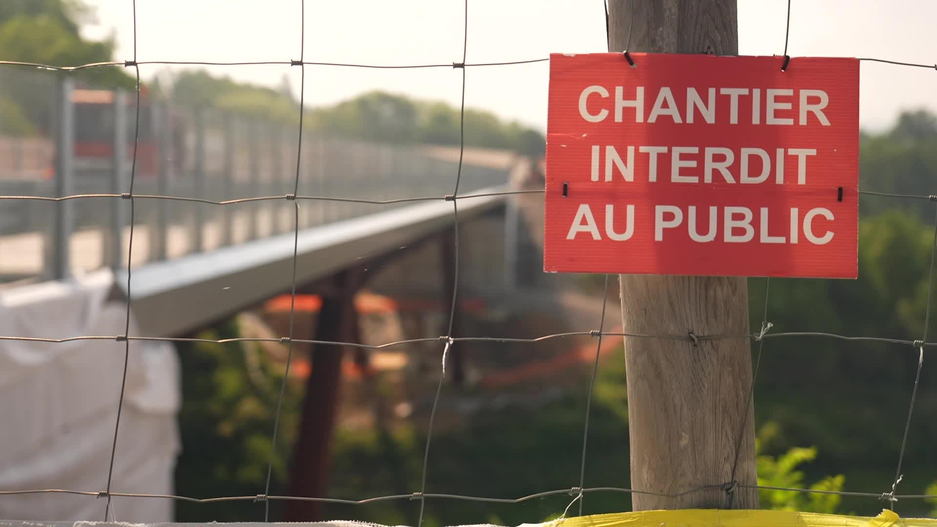 Des individus auraient pénétré l'enceinte du chantier pour jeter des projectiles sur l'A20, depuis la passerelle Puy Ponchet.