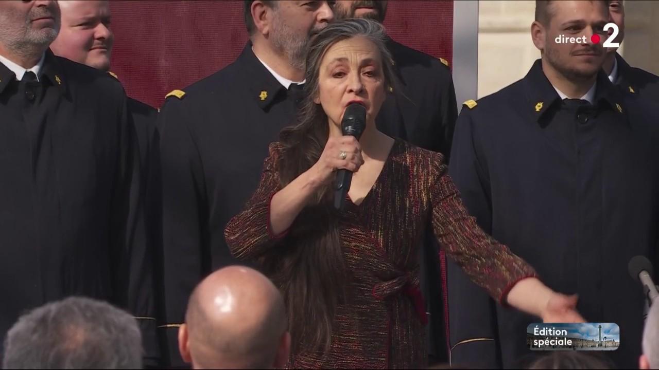 La chanteuse Catherine Ringer interprète une version revisitée de "La Marseillaise" le 8 mars 2024 place Vendôme à Paris.