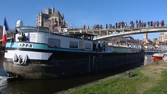 Le sapin coupé dans le Morvan a rejoint le port d'Auxerre en camion.