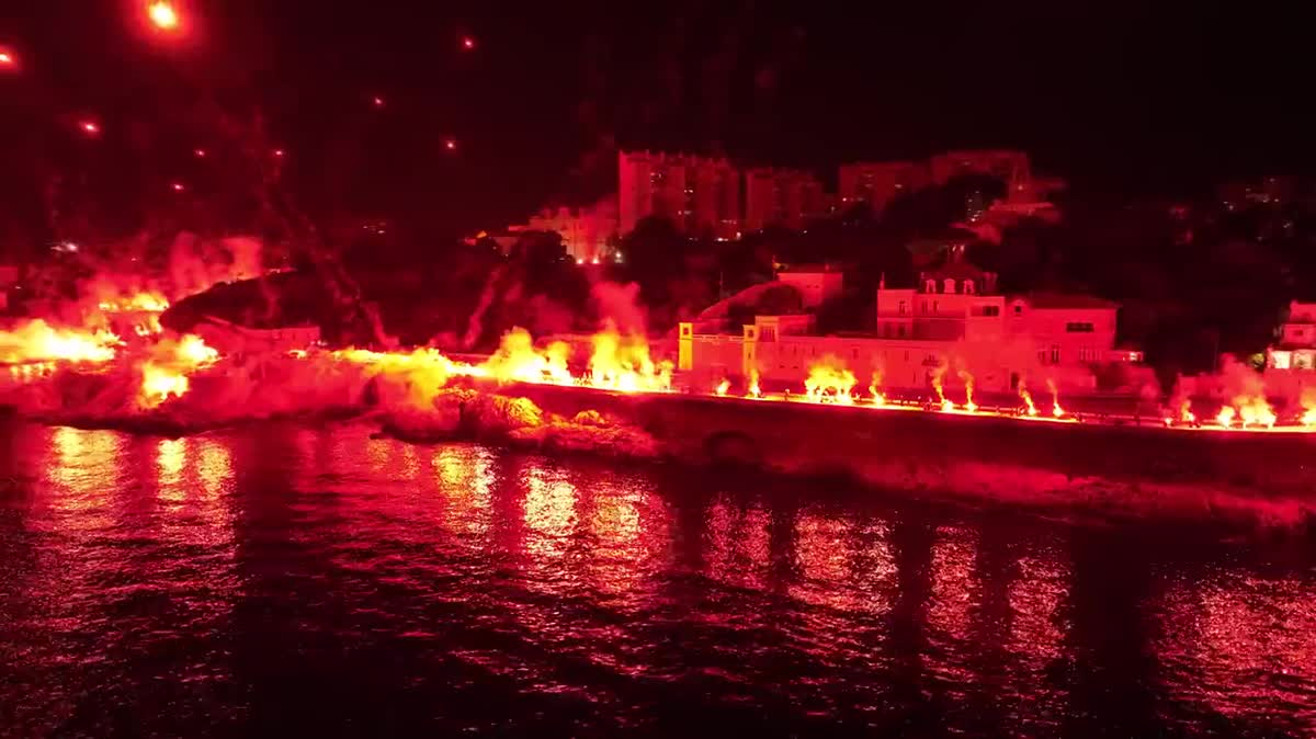 80000 fumigènes ont été craqués vendredi 26 mai le long du littoral marseillais pour les 30 ans du sacre de l' OM en Ligue des Champions.