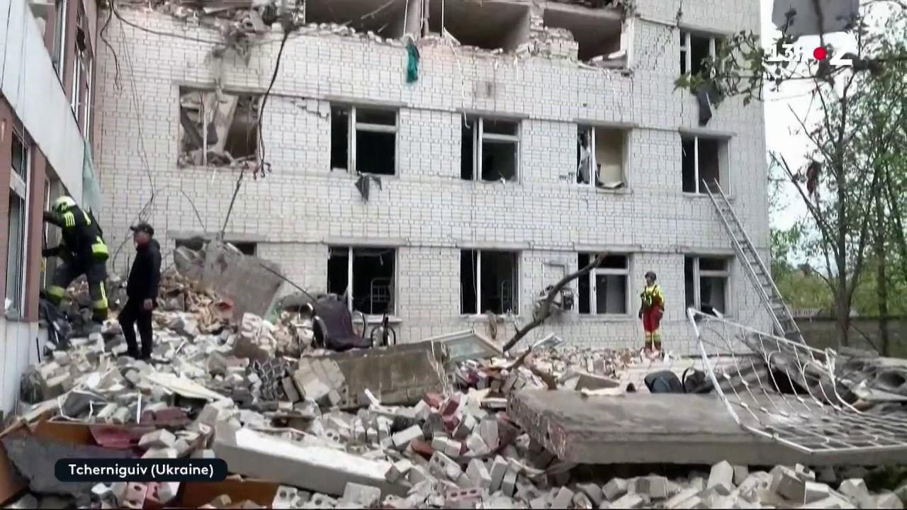 Trois missiles russes ont frappé mercredi 17 avril la ville de Tchernihiv, dans le nord de l'Ukraine, faisant au moins 13 morts et une soixantaine de blessés.  Le président Volodymyr Zelensky exprime sa colère et réclame davantage de matériel.