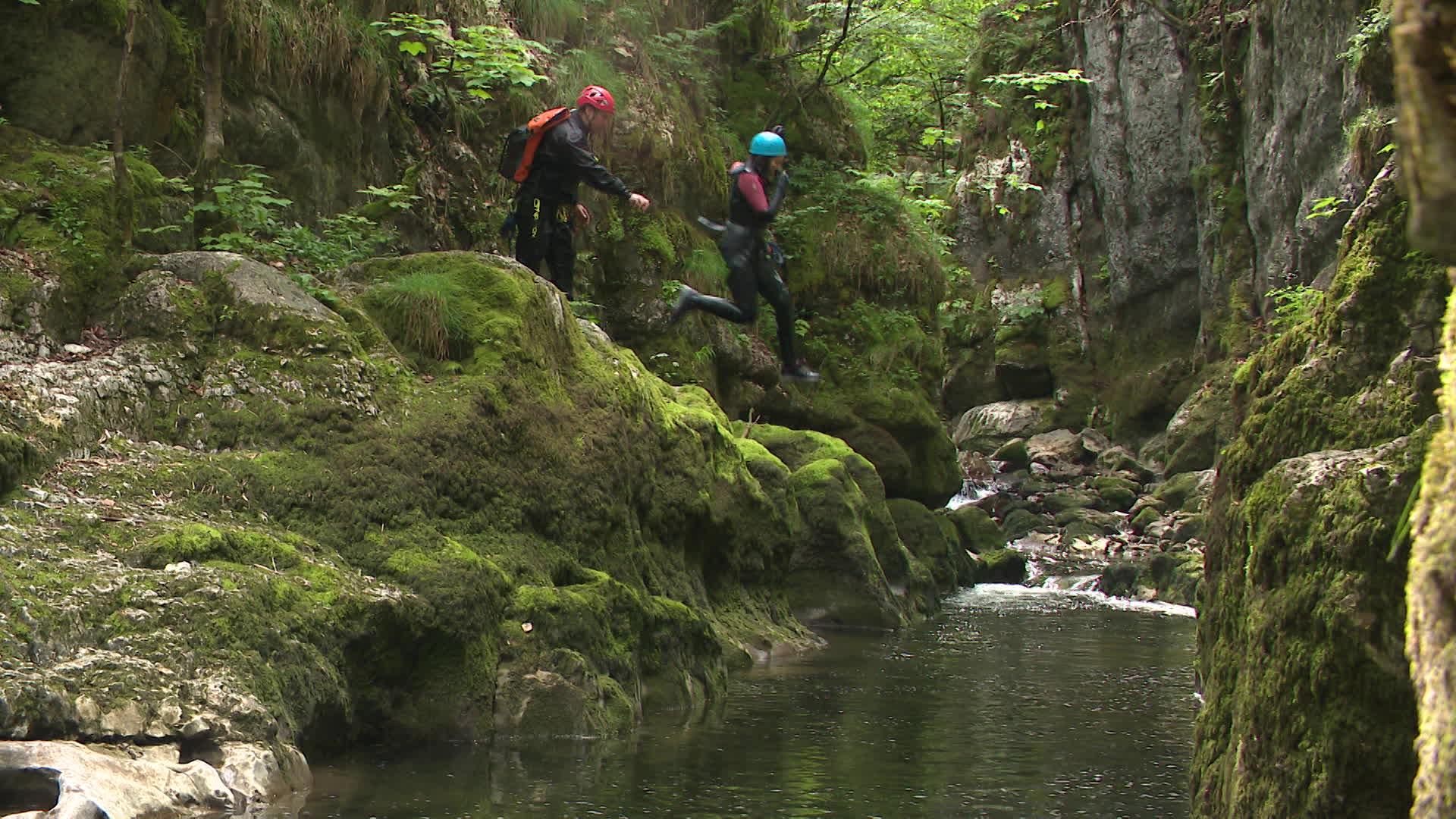 Une des conditions pour s'adonner au canyoning : savoir nager.