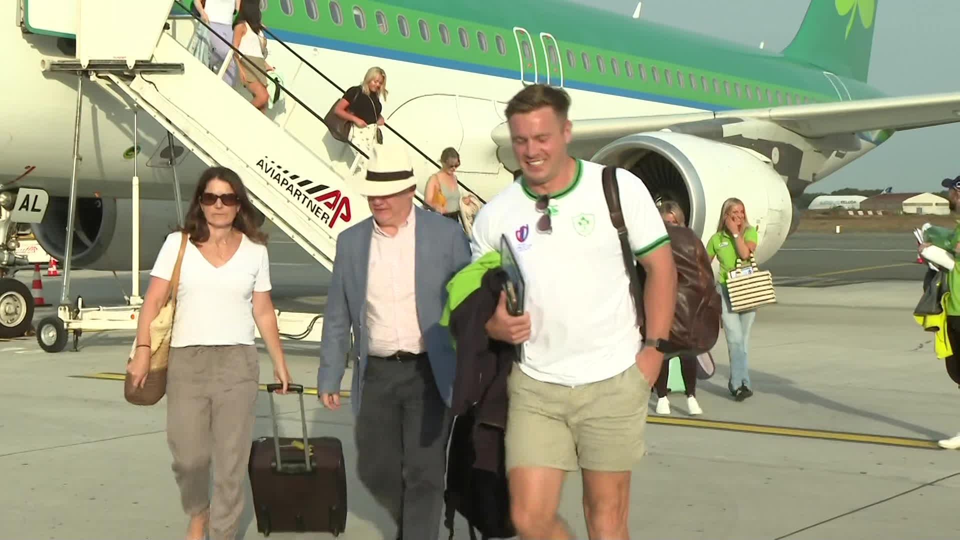 Dès le début de la matinée, les supporters irlandais arrivent à l'aéroport de Bordeaux-Mérignac.