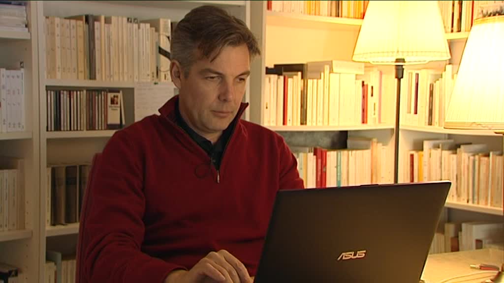 Tanguy Viel, chez lui à Beaugency, à sa table de travail.