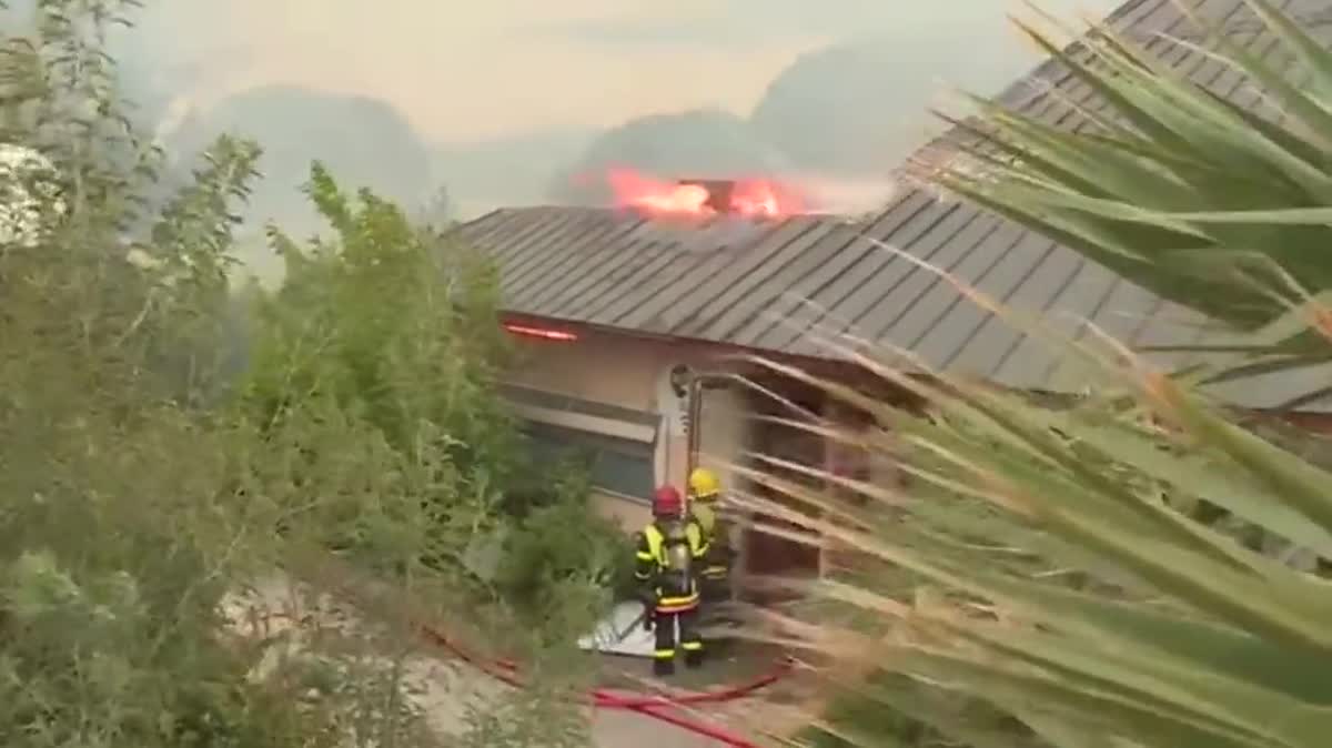 Une vingtaine de pompiers ont été mobilisés. Un important panache de fumée s'est formé.