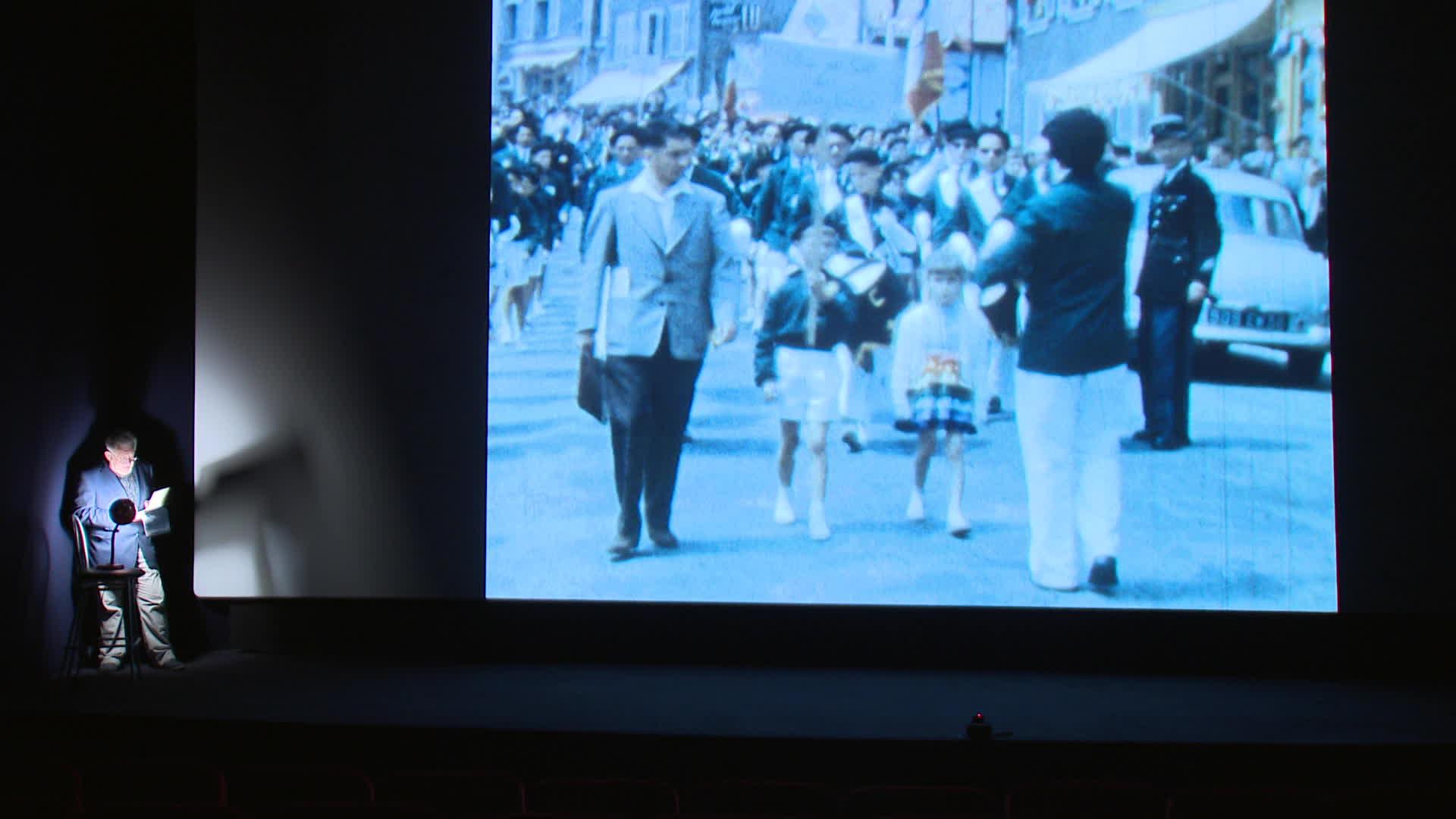 Après avoir numérisé les films des habitants volontaires, l'association Ofnibus organise une projection ouverte à tous.