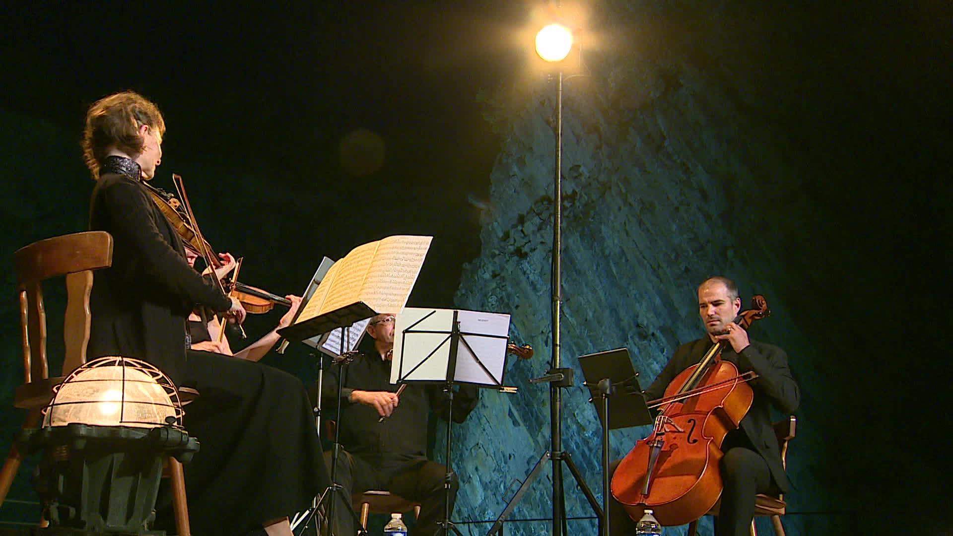 C'est un lieu exceptionnel  pour  un concert  magique  sur  une scène flottante . A Saillant , La 17e édition du festival du volcan de Montpeloux, a offert hier soir  devant  200 spectacteurs  un concert  pour le moins envoutant