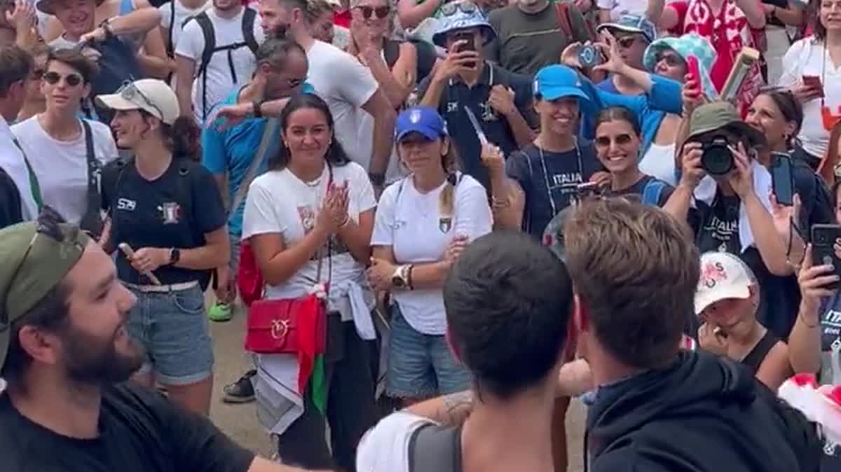 Giacomo Gentili fête sa médaille d'argent avec les supporters italiens, le 31 juillet 2024 à Vaires-sur-Marne.