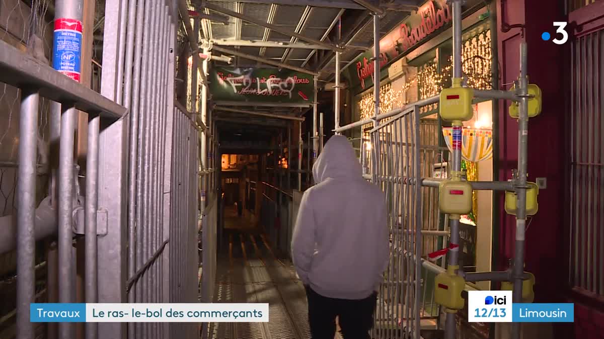 Les commerçants de la rue de la Boucherie à Limoges sont ouverts malgré les travaux et l'imposant échafaudage.