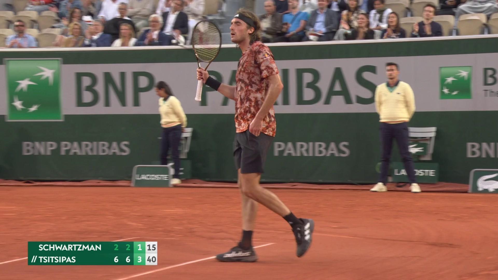 Le Grec Stefanos Tsitsipas, en totale maîtrise de son 3e tour contre l'Argentin Diego Schwartzman, s'est montré très inspiré avec ce revers qui contourne le filet. Le public du court Suzanne-Lenglen apprécie !