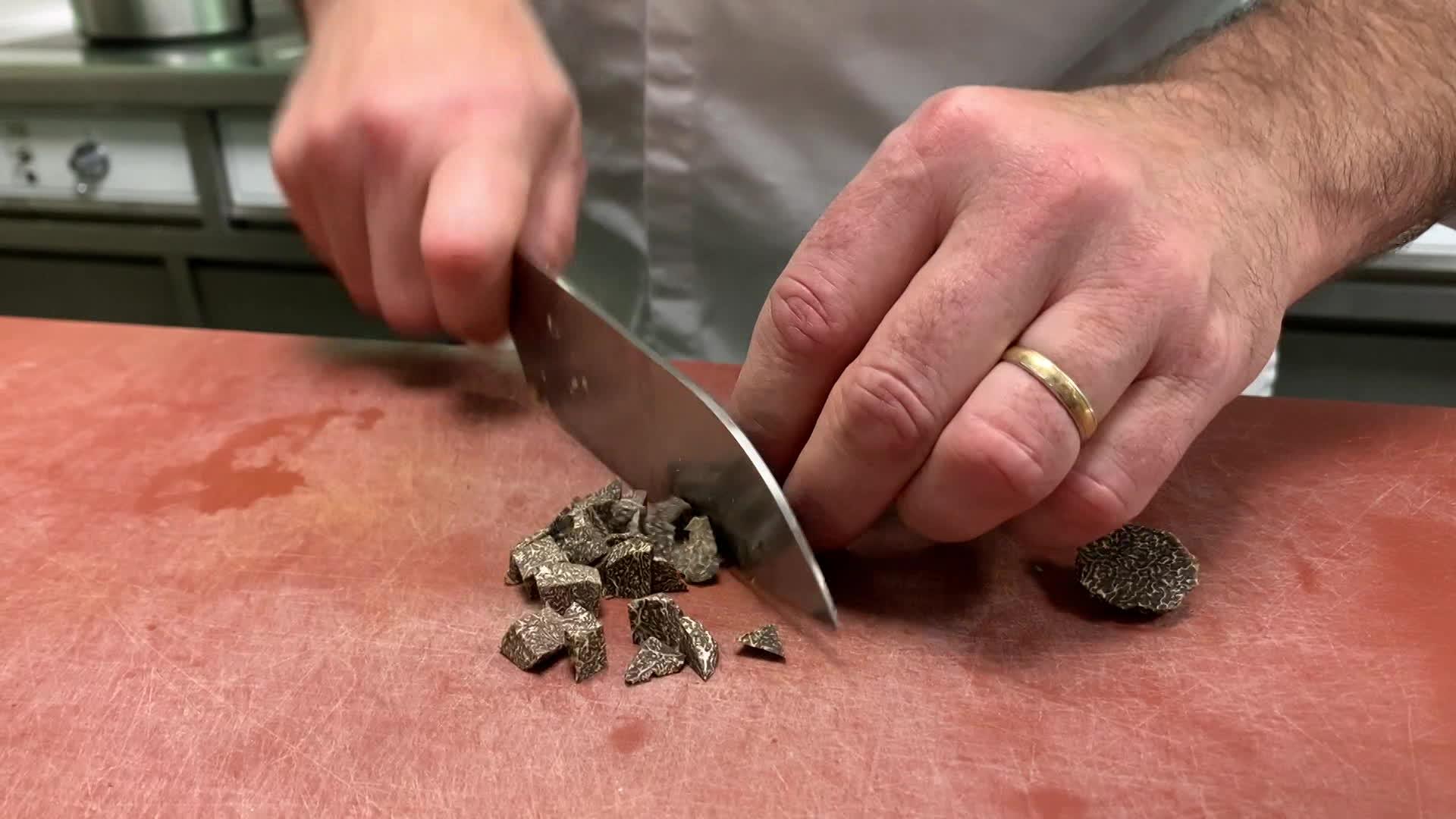 Pascal Bardet natif du Lot finalise sa recette de batavia au foie gras et à la truffe noire du Quercy.