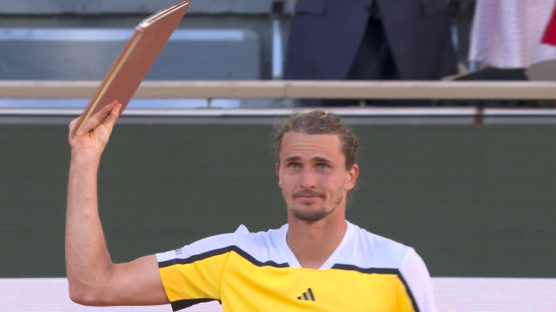 Déçu de sa deuxième défaite en finale de Grand Chelem, Alexander Zverev a tenu a féliciter son adversaire, son équipe et promet de revenir plus fort afin de s'imposer enfin à Paris, lui qui a atteint sa première finale ici après 3 demi-finales perdues de suite.