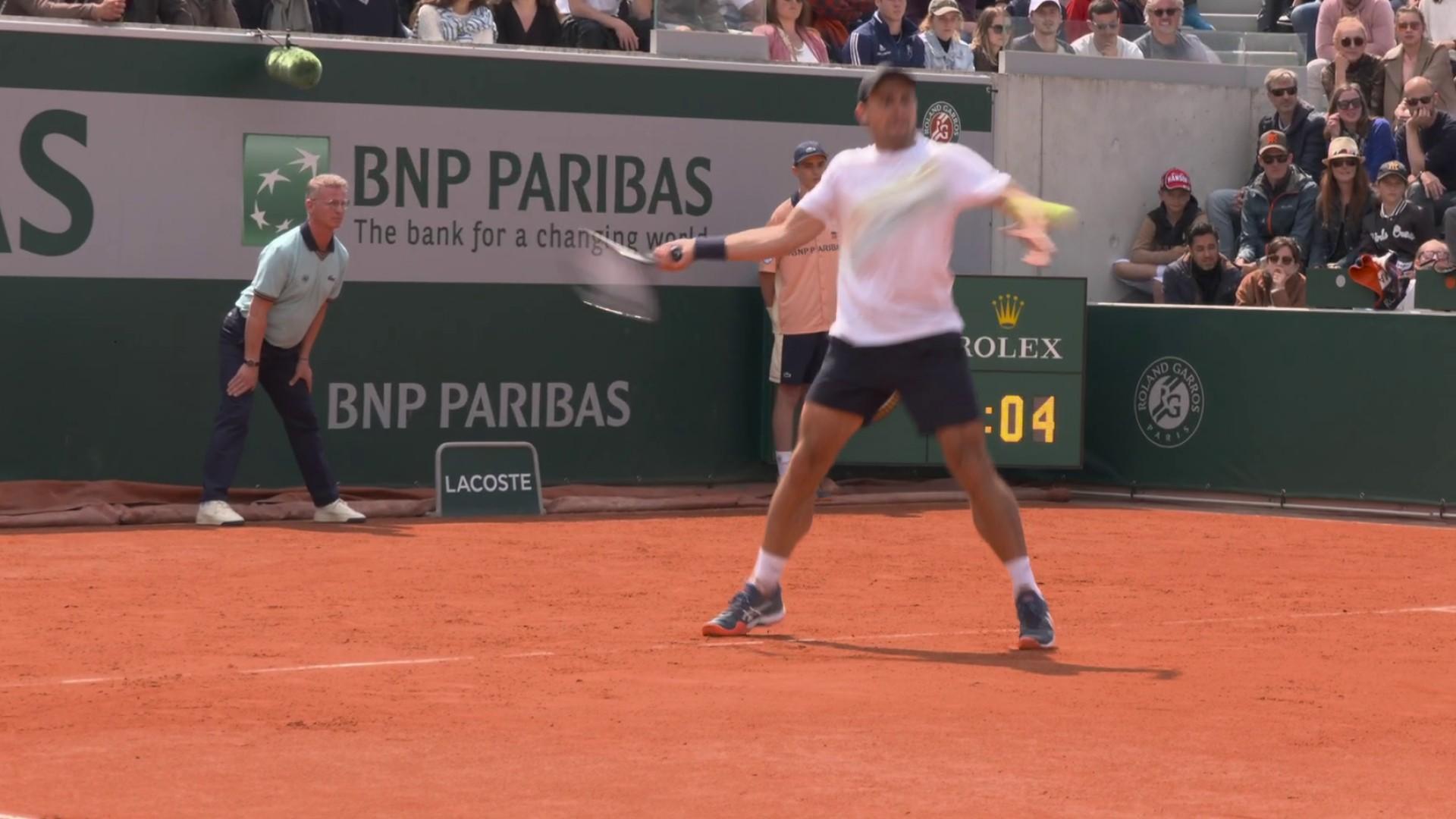 Dans le tie-break du 1er set, Aslan Karatsev domine et dicte les points face à un Pierre-Hugues Herbert combatif. Le Russe a trouvé la solution pour mener dans le jeu décisif.