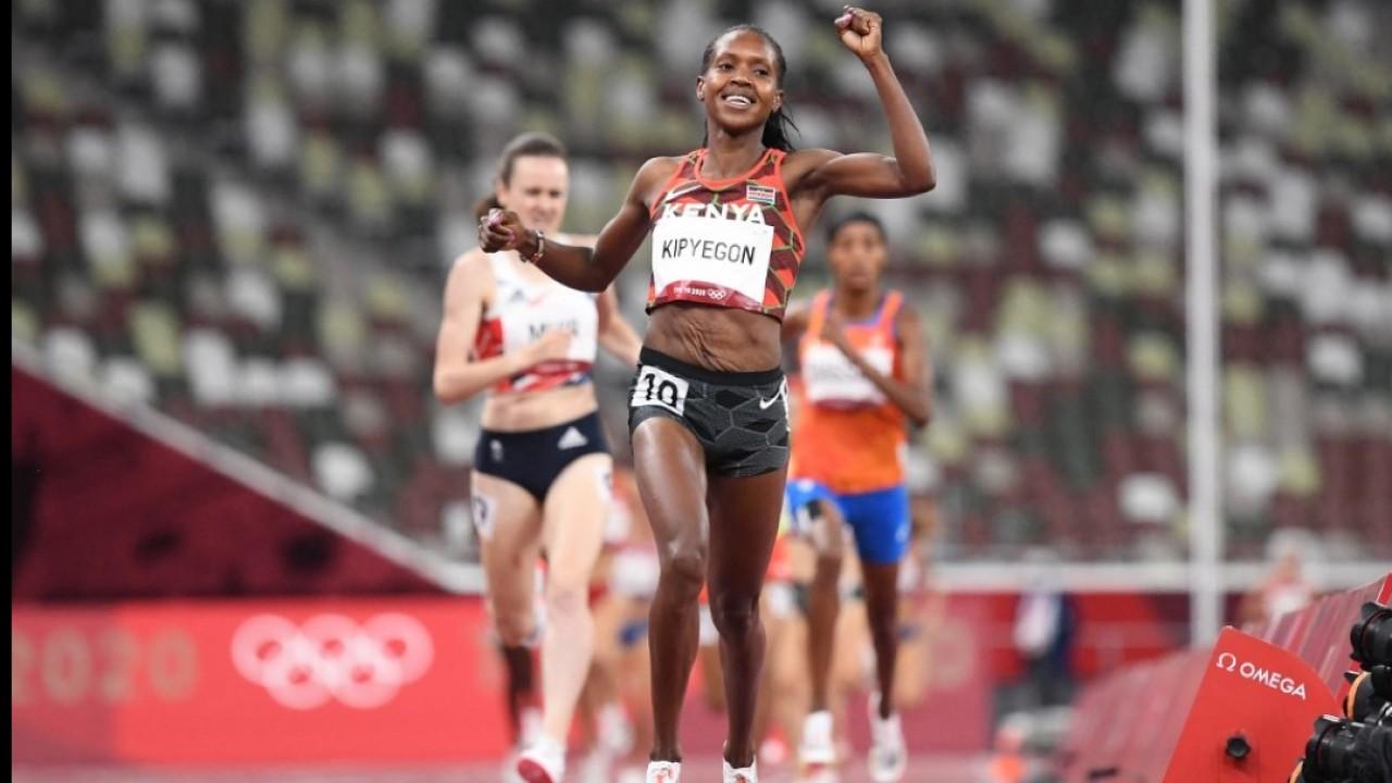 Après Rio, la Kényane Faith Kipyegon récidive sur le 1500 m et s'offre la médaille d'or devant la Britannique Laura Muir et la Néerlandaise Sifan Hassan.