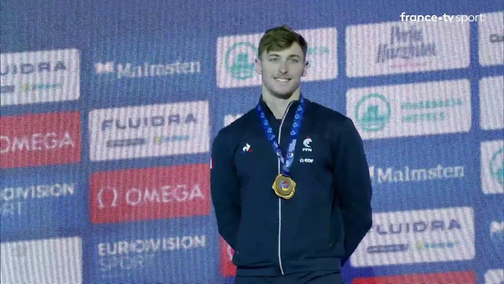 Après avoir brillé sur le 100m nage libre, Maxime Grousset a entonné sur le podium avec la médaille d'or autour du coup la Marseillaise.