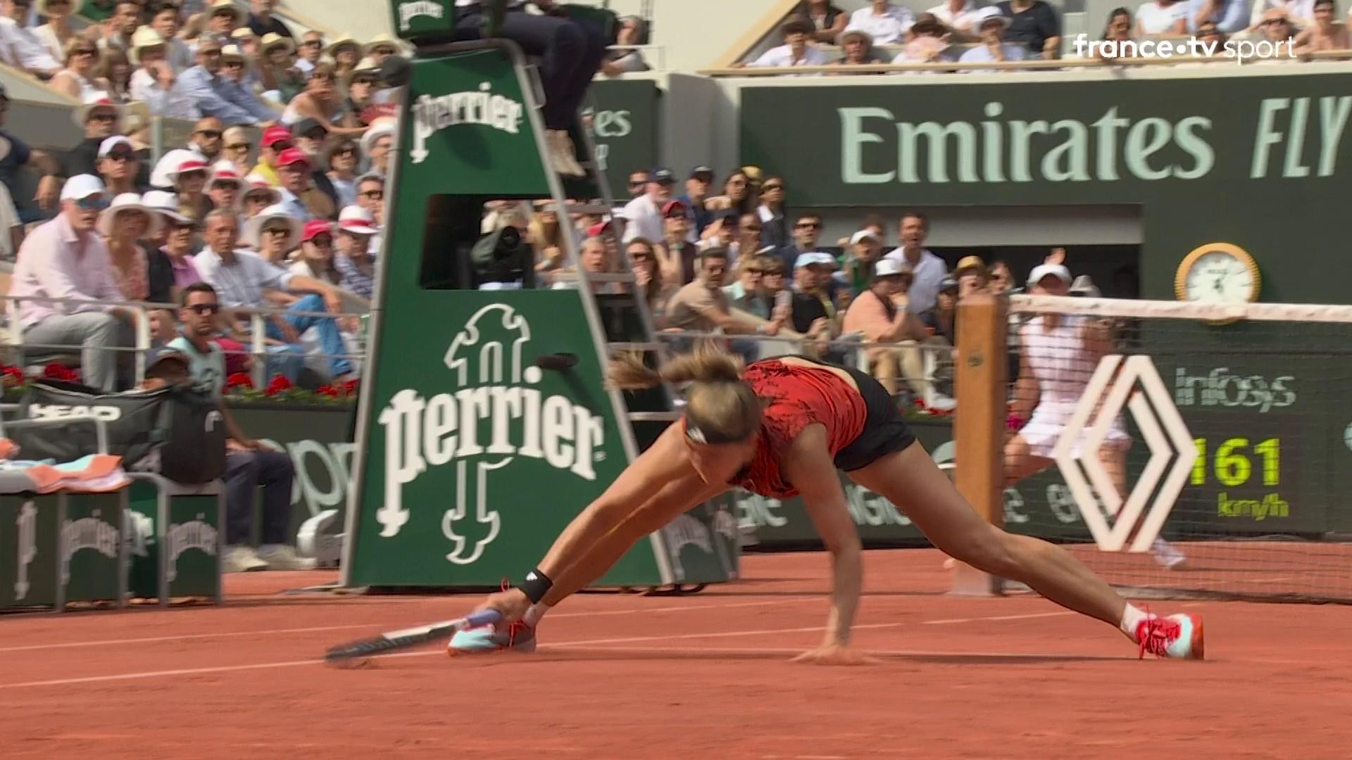 En déséquilibre au filet, la Tchèque Karolina Muchova gagne un superbe point dans le moment décisif de la deuxième manche... qu'elle remporte 7-5 après 1h57 de jeu. C'est donc lors d'une troisième manche que la finale féminine de Roland-Garros 2023 va se jouer.